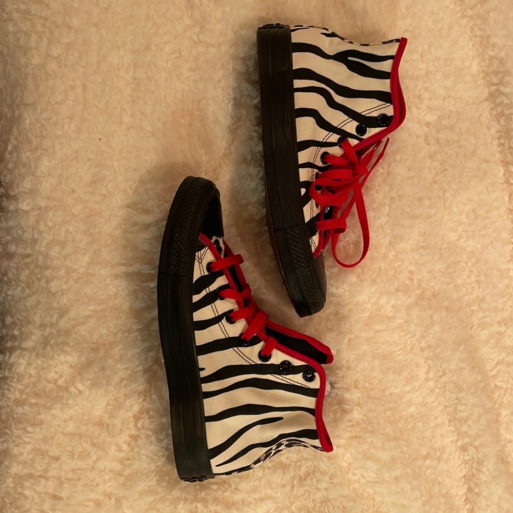 Animal print Converse All Star…brand new. Perfect addition to a fit🔥